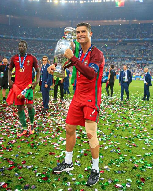 记者：兰克尔-泽经常在赛前要钱，首发迟迟不定也有他的原因（记者称兰克尔-泽屡次在赛前索要费用，首发迟迟未定也与他有关）