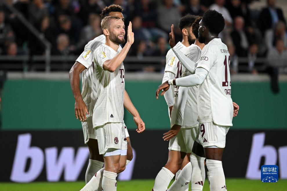 邵佳一告诫小球员：怎么能喝可乐呢，光跟老队员学散漫了（邵佳一批评小将：别学老队员散漫，怎么还能喝可乐？）