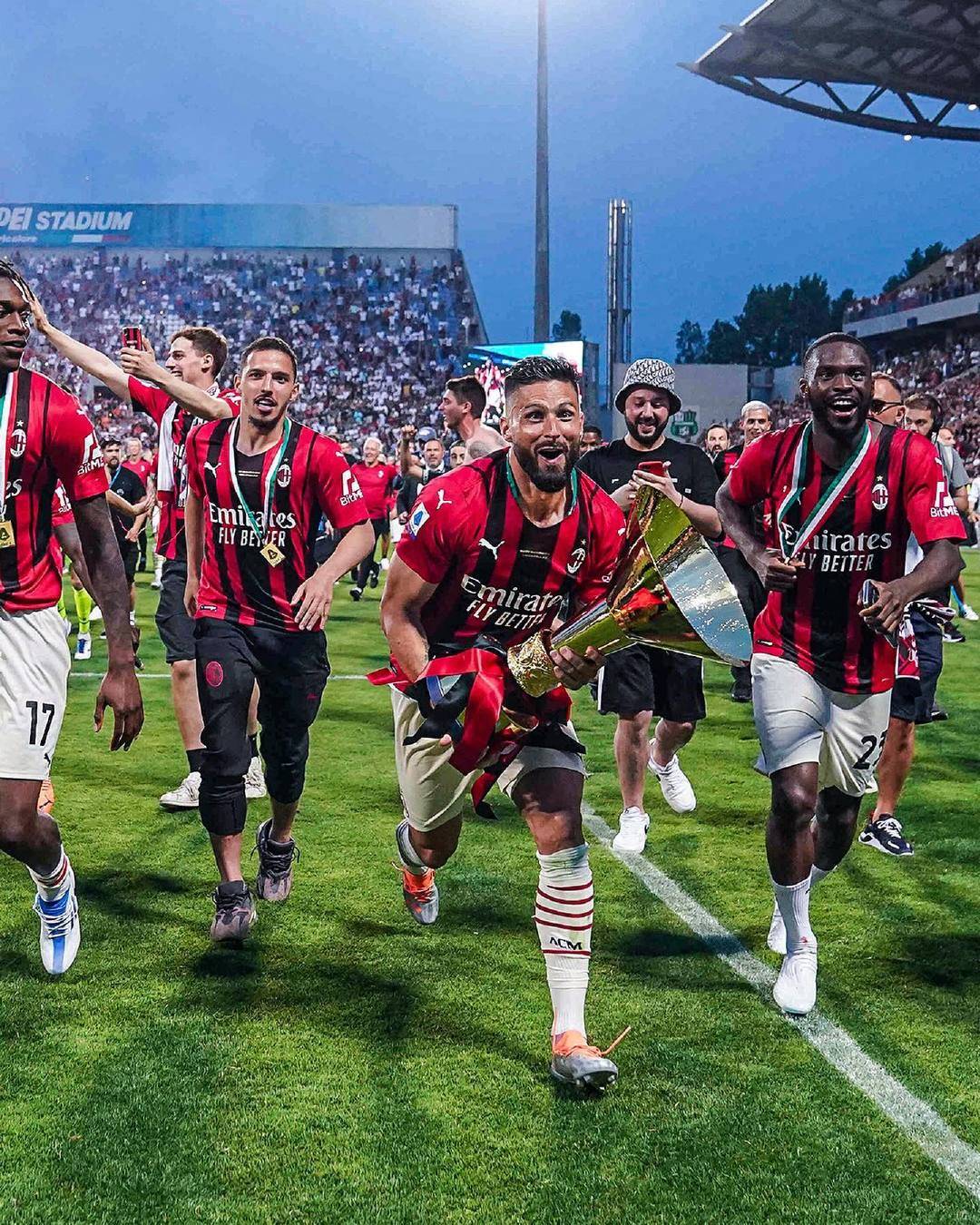 詹姆斯高空接力扣篮，点燃全场