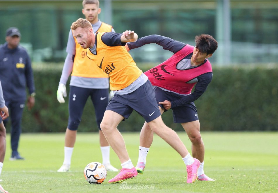 记者：马奎尔、德利赫特、谢什科缺席今日曼联训练