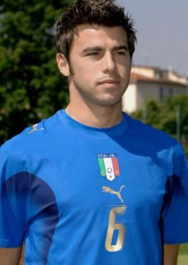 TA：皇马球星团队深度介入更衣室，阿隆索管理面临额外挑战（TA：皇马巨星随行团队深度干预更衣室，阿隆索执教面临新增难题）