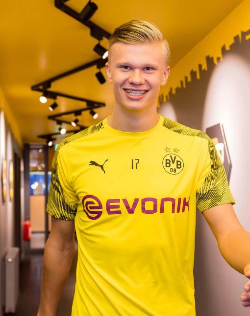 梅婷一家四口前往伯纳乌观战皇马vs尤文，女儿表示看完有点困（梅婷一家四口现身伯纳乌观战皇马对尤文，女儿称看完有点困）