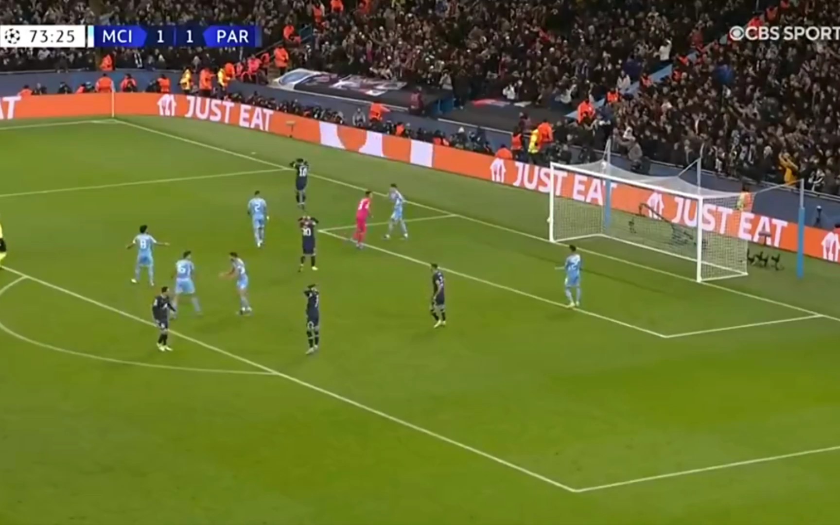 半场：拜仁2-2弗赖堡，卡尔、奥利塞分别传射，铃木唯人进球