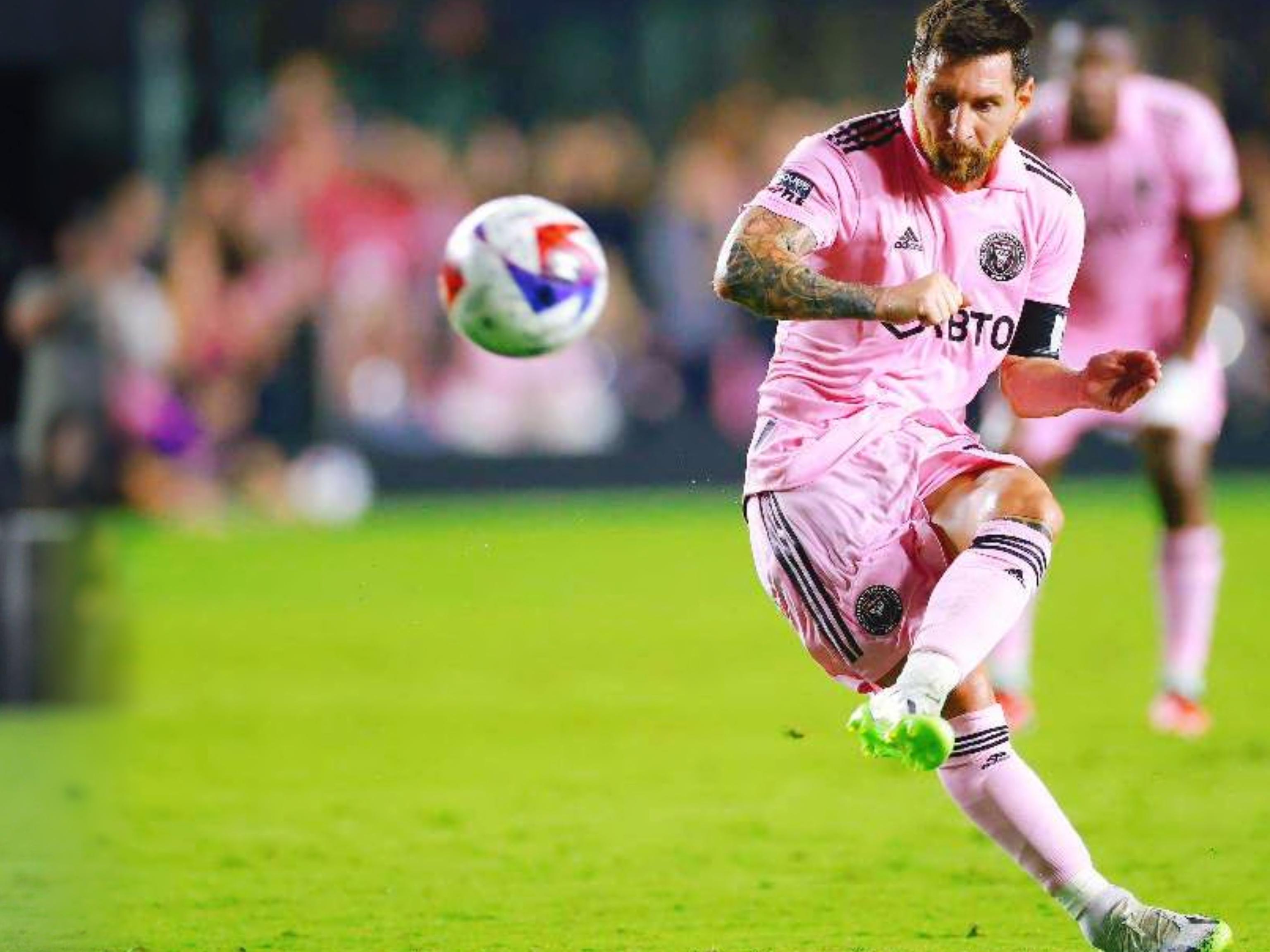 ATP总决赛第4日综述：辛纳两连胜提前晋级，谢尔顿遭逆转无缘四强（ATP年终总决赛第4日快评：辛纳两连胜锁定晋级，谢尔顿被逆转止步小组赛）