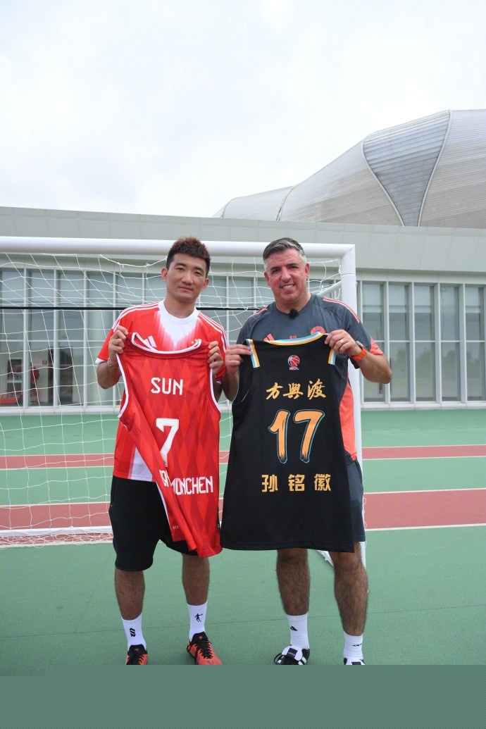 用冠军告别！雷速海报：布斯克茨&阿尔巴完成最后一舞，正式退役