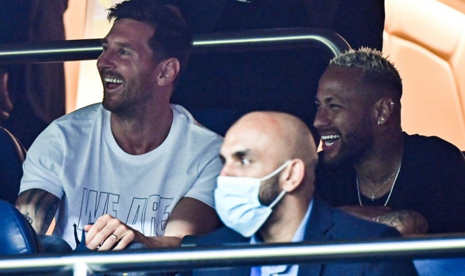 火药味！莫兰特用手狂指克莱面部，克莱怒火中烧一把甩开（冲突升级！莫兰特手指直指克莱面门，克莱怒火爆发猛然甩开）