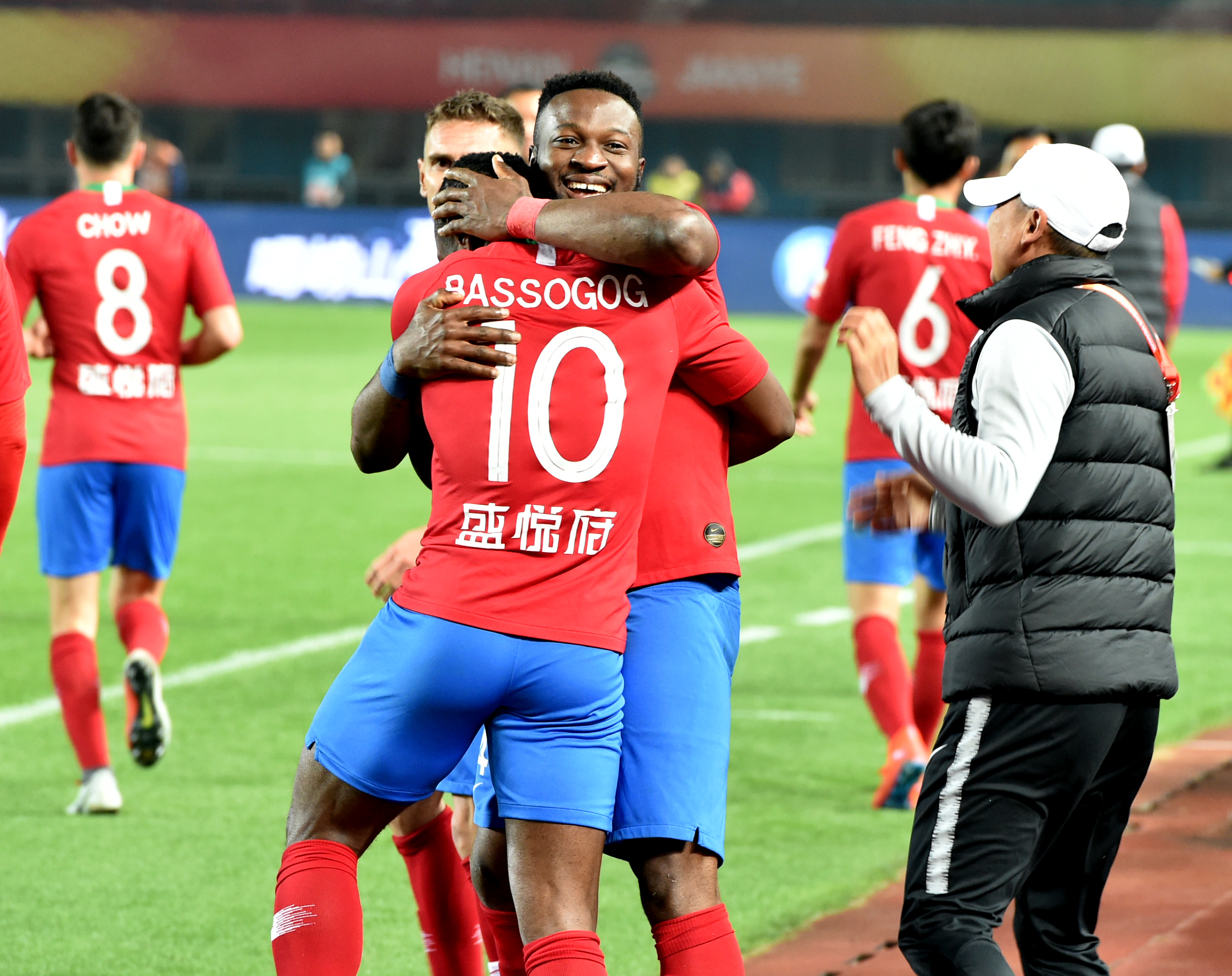 世体：阿隆索回归获利物浦球迷热烈欢迎，阿诺德却遭嘘声相待（世体：阿隆索回归获红军球迷热捧，阿诺德反遭嘘声）