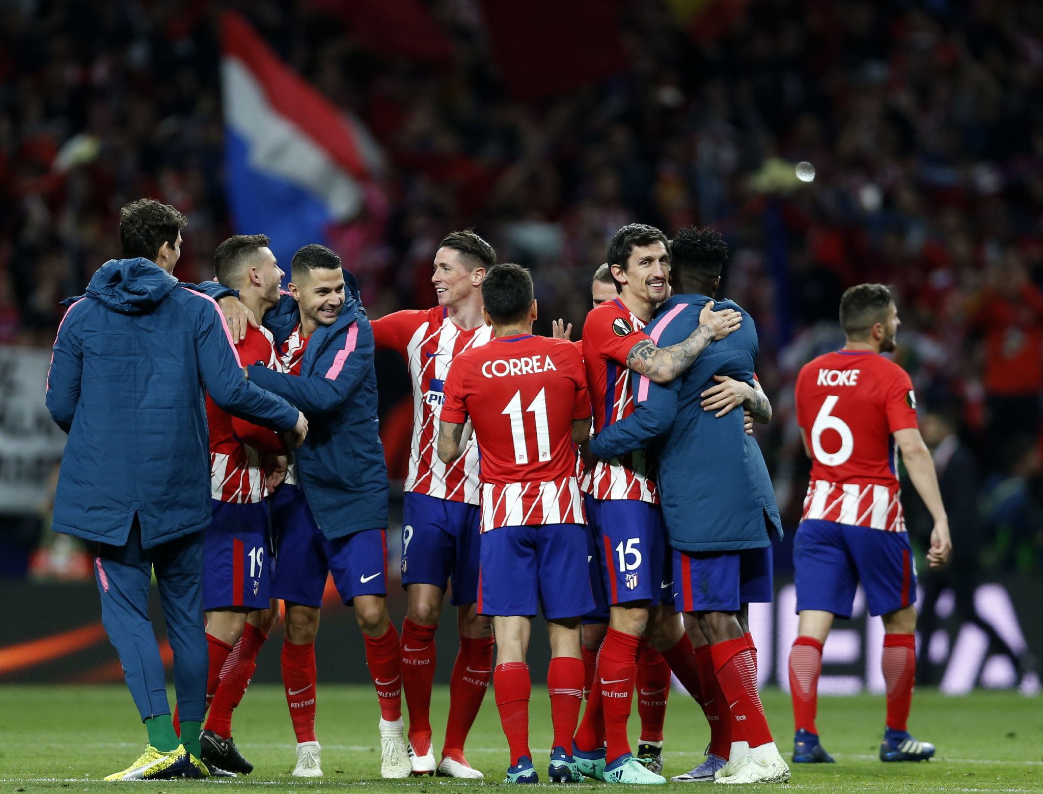 记者：曼联领跑谢什科争夺战，莱比锡要价7500万欧+浮动（曼联在谢什科争夺战中暂居领先，莱比锡标价7500万欧外加浮动条款）